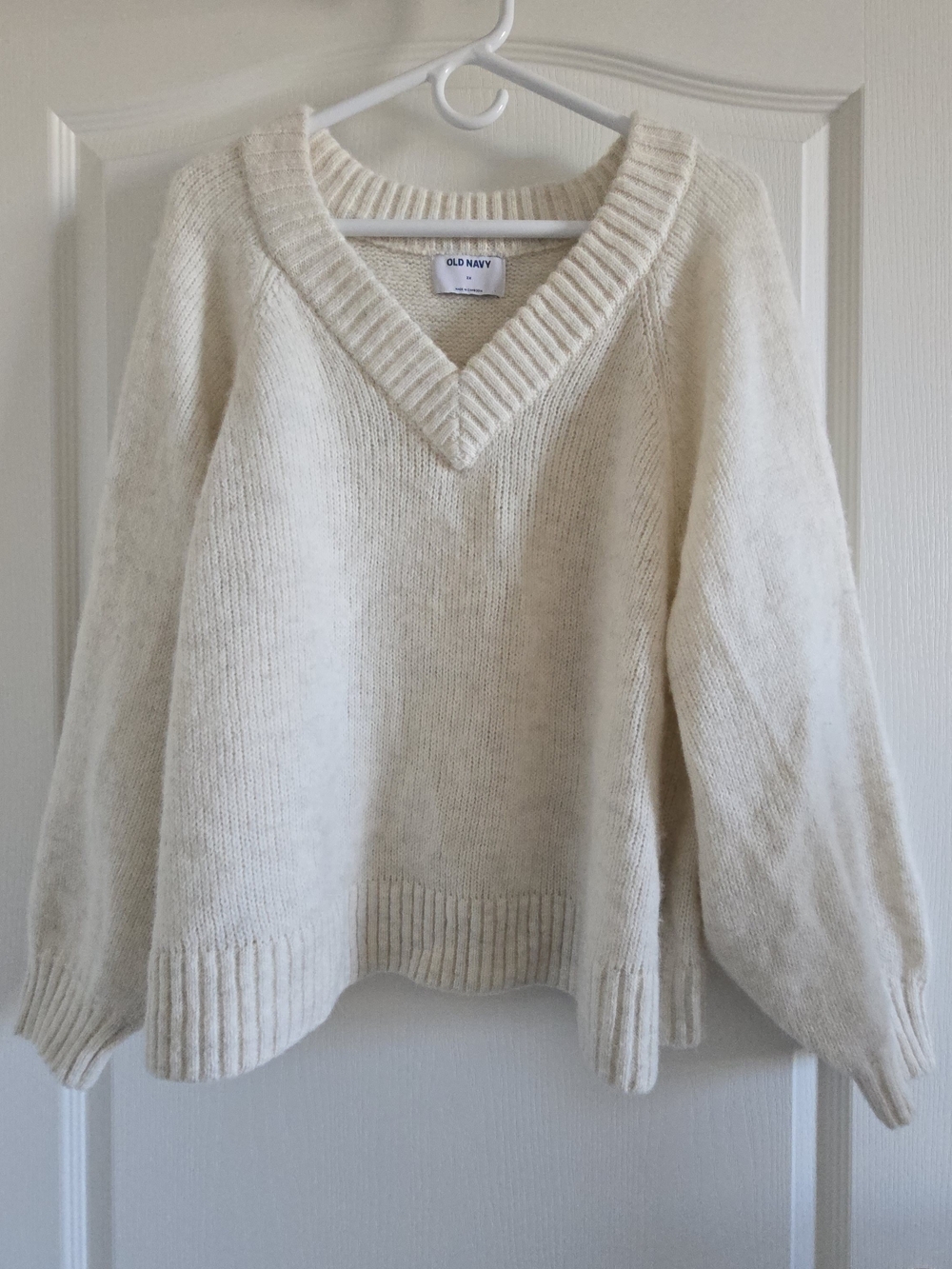 Old Navy Cream V-Neck Pullover Sweater
